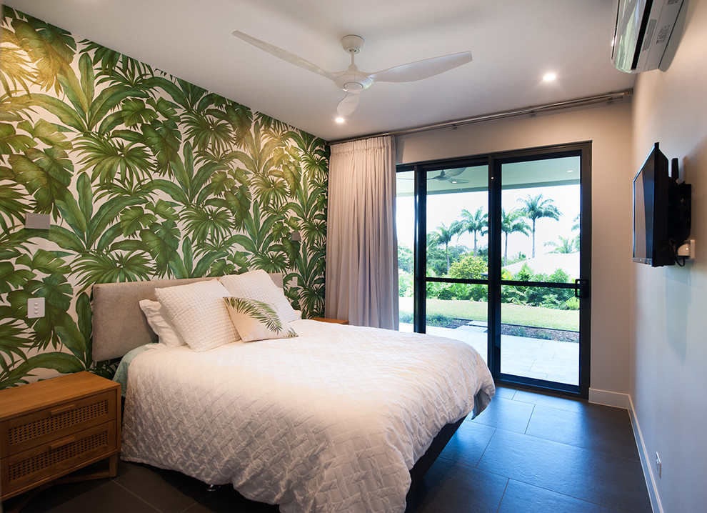 Design ideas for a midcentury bedroom in Cairns.