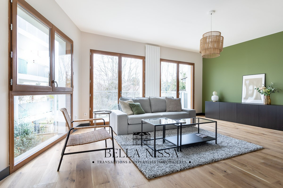 Ameublement de deux appartements destinés à la vente