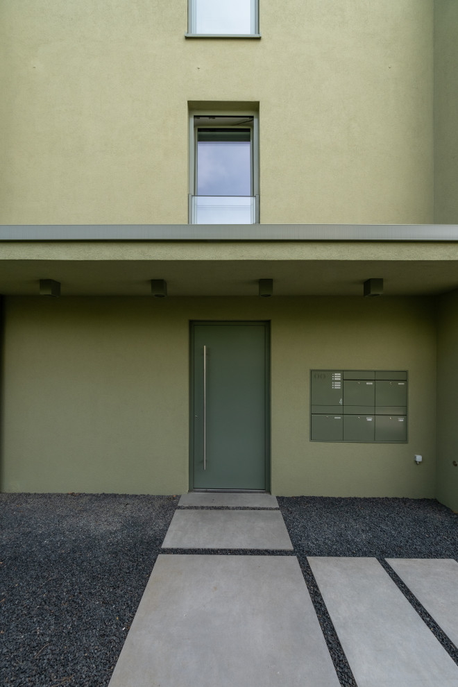 Mittelgroße Moderne Haustür mit grüner Wandfarbe, Einzeltür und grüner Haustür in Sonstige