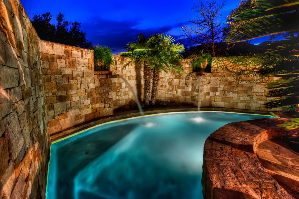 Imagen de piscina tradicional grande a medida en patio