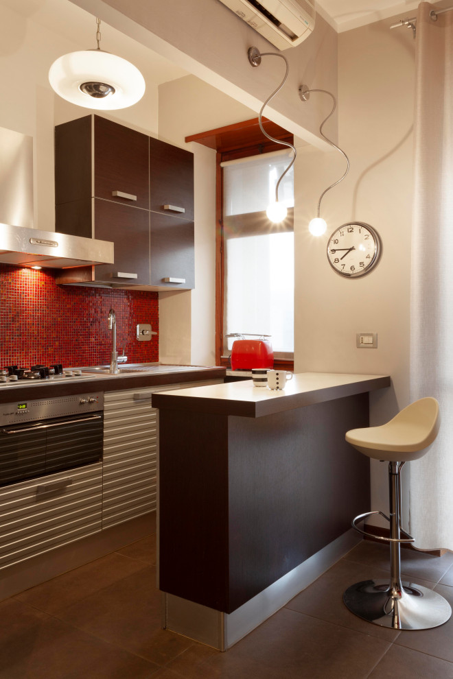 Foto på ett litet funkis vit linjärt kök och matrum, med en enkel diskho, släta luckor, skåp i mörkt trä, laminatbänkskiva, rött stänkskydd, stänkskydd i mosaik, integrerade vitvaror, klinkergolv i porslin, en köksö och brunt golv
