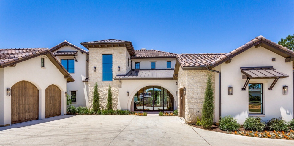 Example of a transitional home design design in Austin