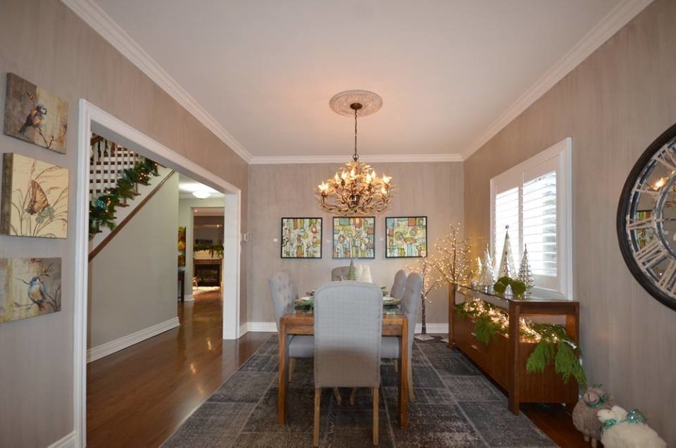 Dining room - transitional dining room idea in Toronto