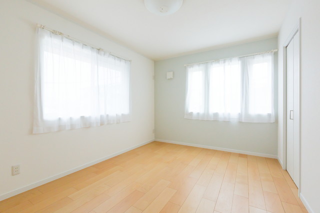 シンプルモダンなゼロエネルギーの家 chambre-d-enfant