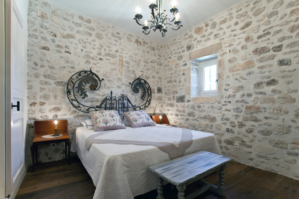 Inspiration for a country bedroom in Marseille.