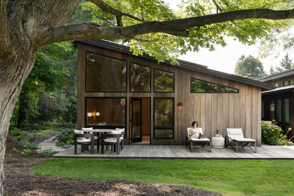 Inspiration for a mid-century modern exterior home remodel in Indianapolis