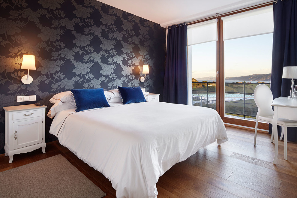 Ejemplo de dormitorio principal tradicional renovado de tamaño medio sin chimenea con paredes multicolor y suelo de madera en tonos medios