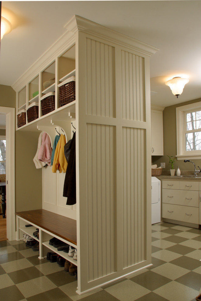 Photo of a country mudroom in Minneapolis.