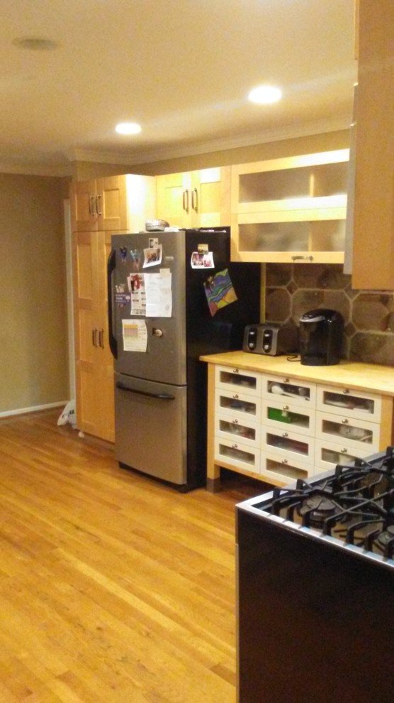 Example of a transitional home design design in Columbus