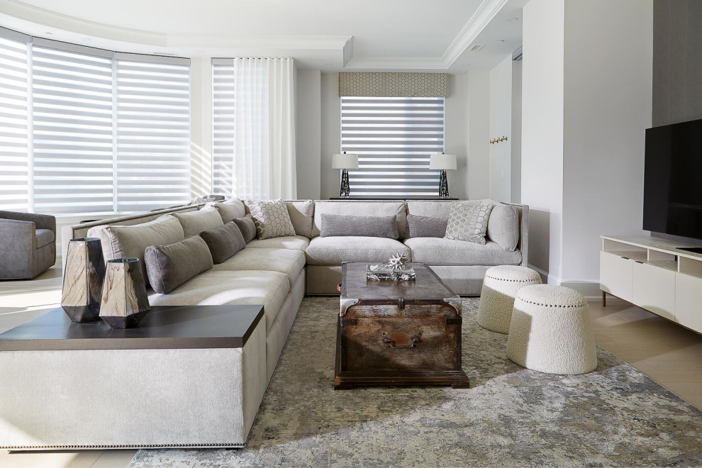 Immagine di un soggiorno classico di medie dimensioni e aperto con pareti bianche, parquet chiaro, TV autoportante e pavimento grigio