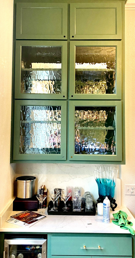 Modelo de bar en casa lineal ecléctico pequeño con armarios tipo vitrina y puertas de armario verdes