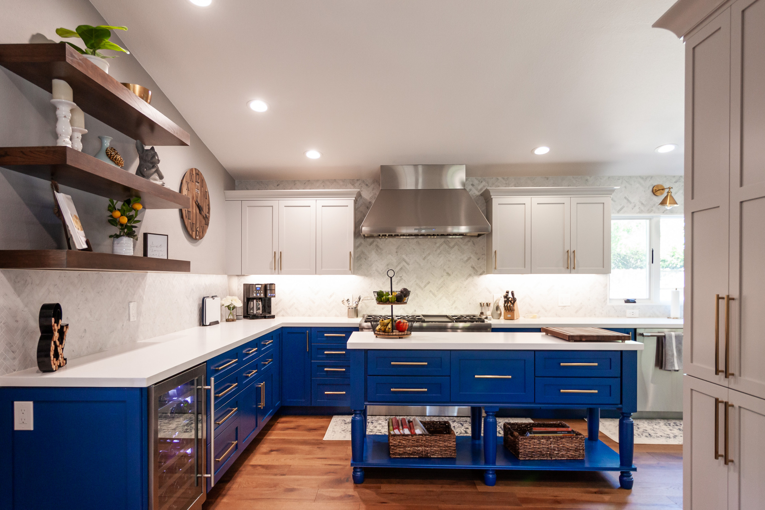 Stunning Kitchen w Blue Island