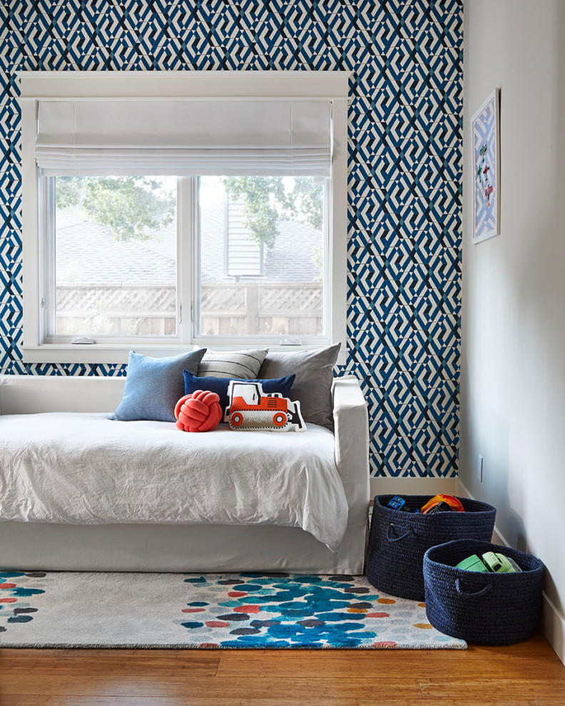 Inspiration för ett litet vintage barnrum kombinerat med sovrum, med grå väggar, bambugolv och brunt golv