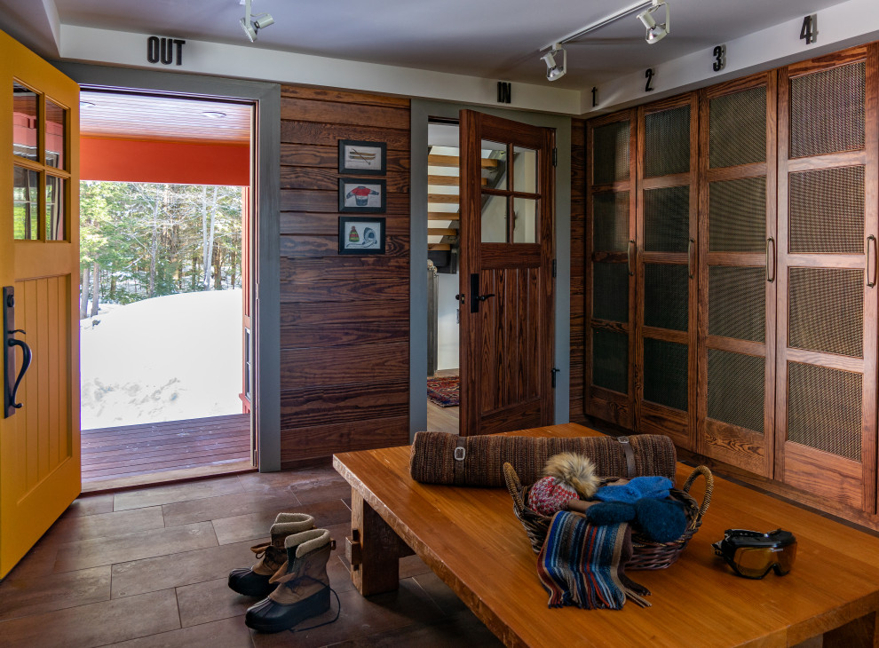 Example of a transitional entryway design in Boston