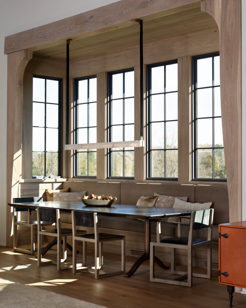 Пример оригинального дизайна: столовая в стиле кантри с с кухонным уголком, белыми стенами, паркетным полом среднего тона, коричневым полом и деревянным потолком