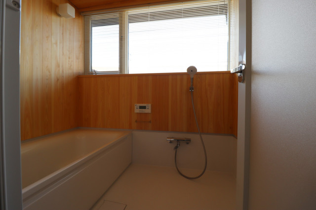 土手下の住宅 giapponese-moderno-stanza-da-bagno