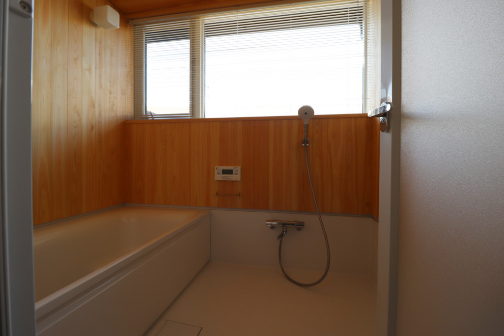 Kleines Badezimmer En Suite mit Whirlpool, offener Dusche, Toilette mit Aufsatzspülkasten, brauner Wandfarbe, offener Dusche und vertäfelten Wänden in Sonstige