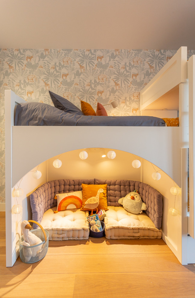 Foto på ett stort vintage könsneutralt barnrum kombinerat med sovrum och för 4-10-åringar, med blå väggar och klinkergolv i keramik