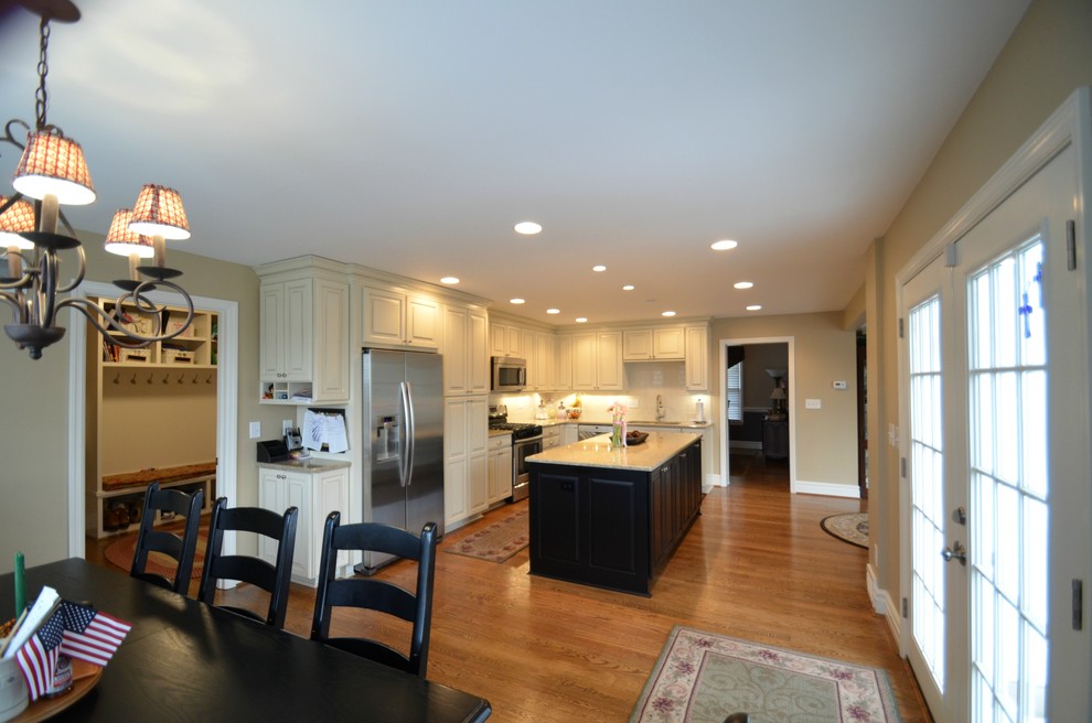 Kitchen - transitional kitchen idea in Cincinnati