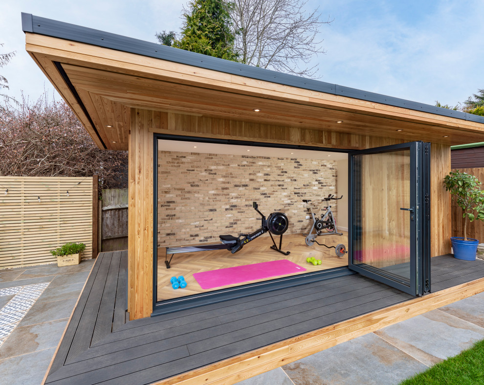Multifunktionaler, Mittelgroßer Moderner Fitnessraum mit hellem Holzboden und braunem Boden in Surrey