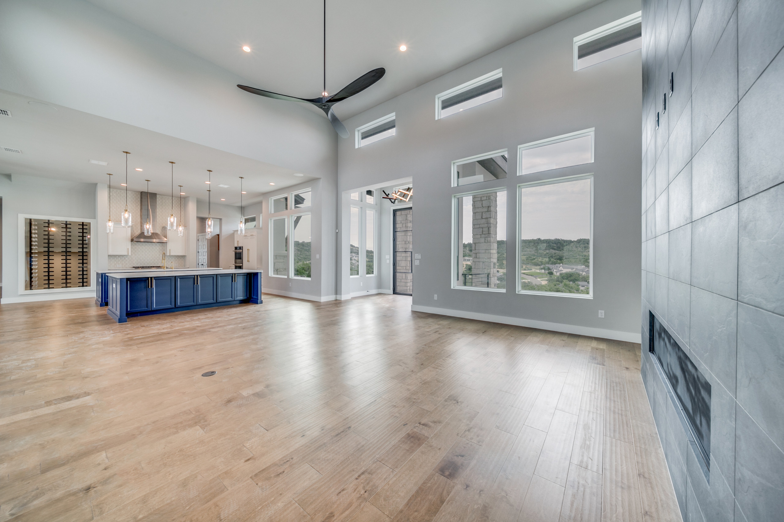 Modern: 4,950 ft², 4 BR/4 BA/2 ST