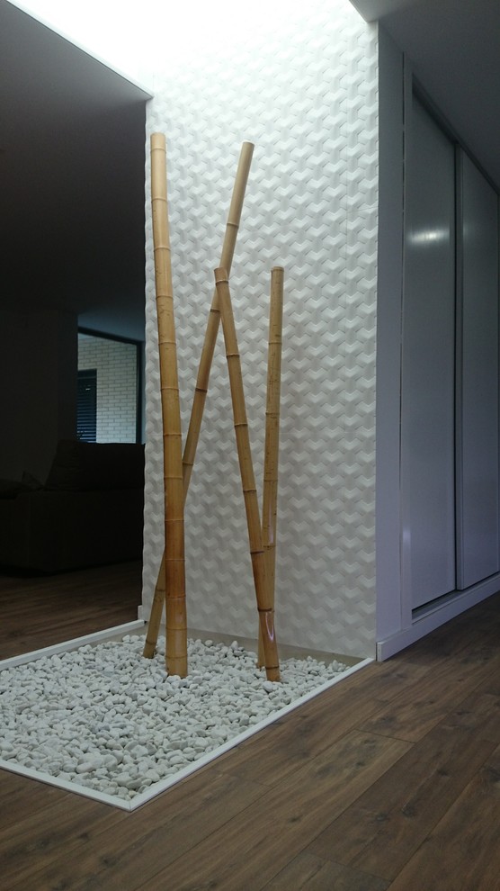 Diseño de recibidores y pasillos escandinavos grandes con paredes blancas, suelo de madera en tonos medios y suelo marrón