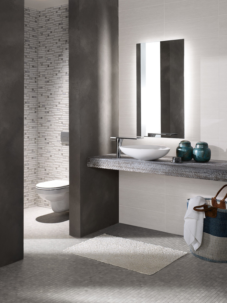 Inspiration for a modern bathroom in Aalborg.