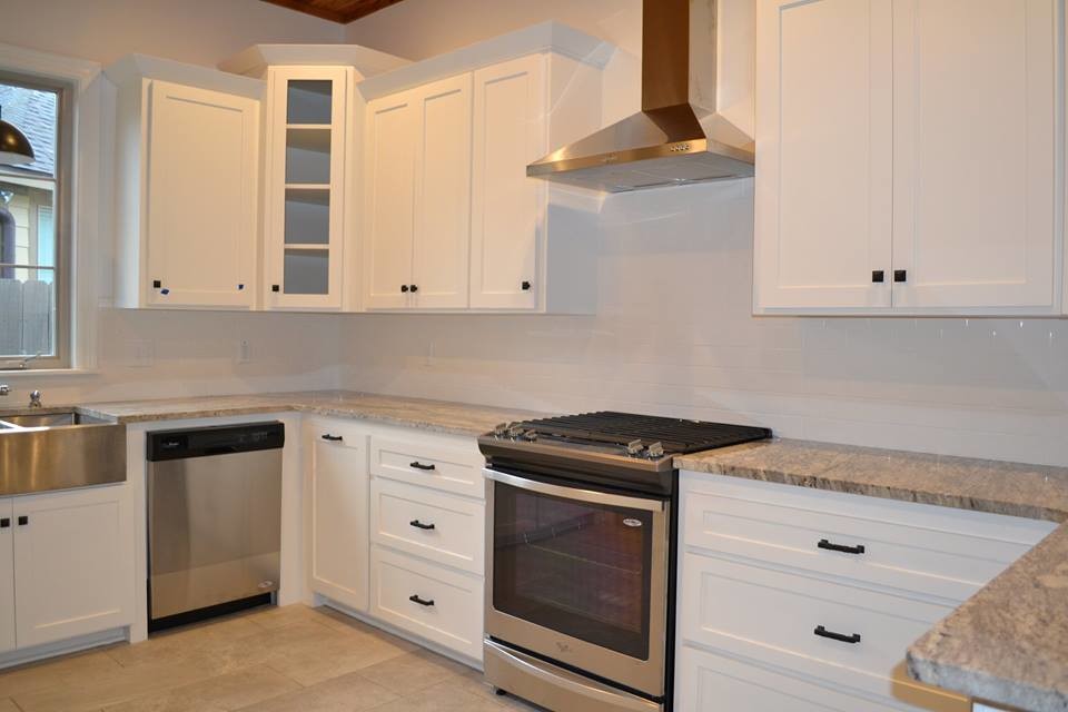 Kitchen - transitional kitchen idea in New Orleans