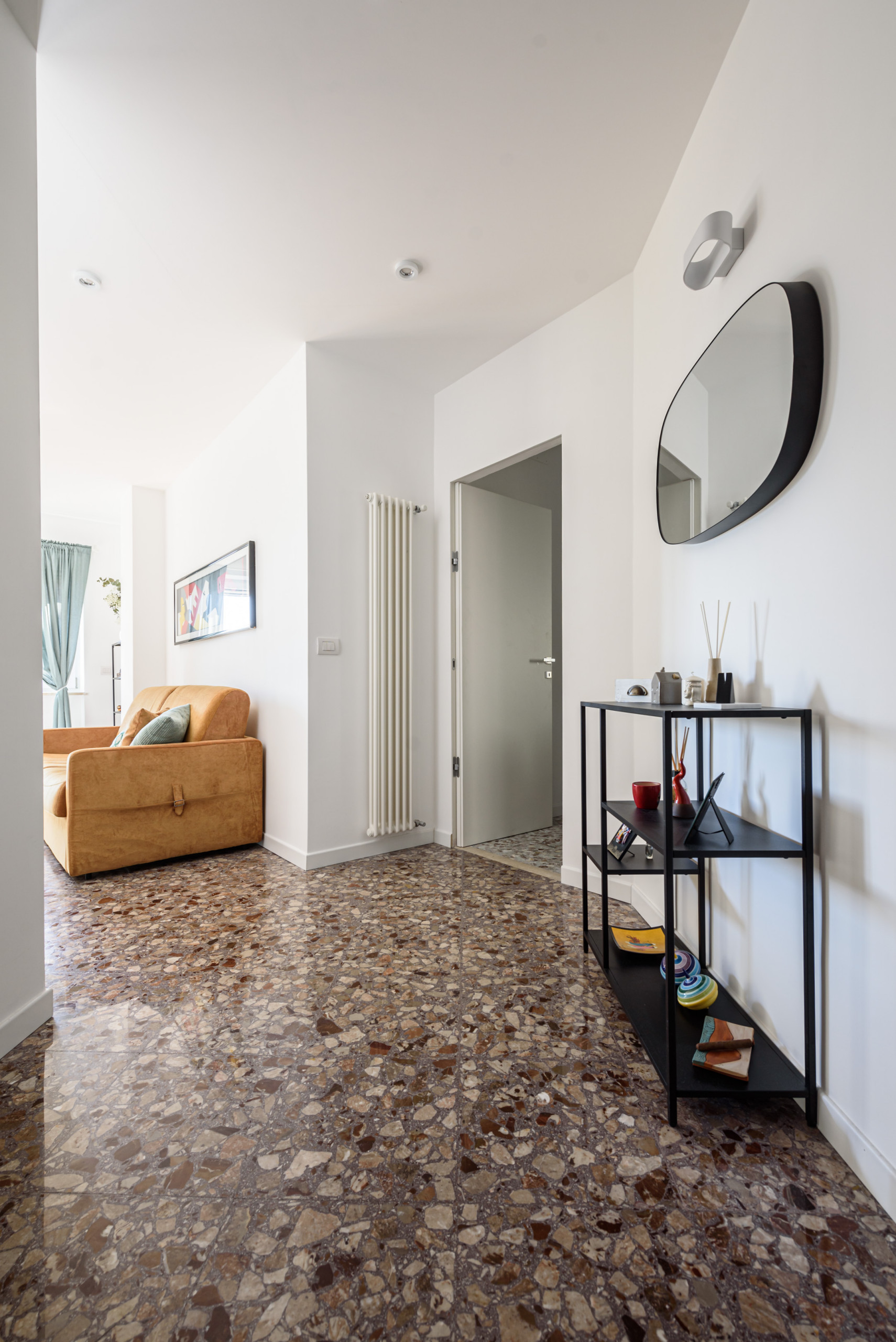 ミッドセンチュリースタイルのおしゃれな玄関 (マルチカラーの床) の