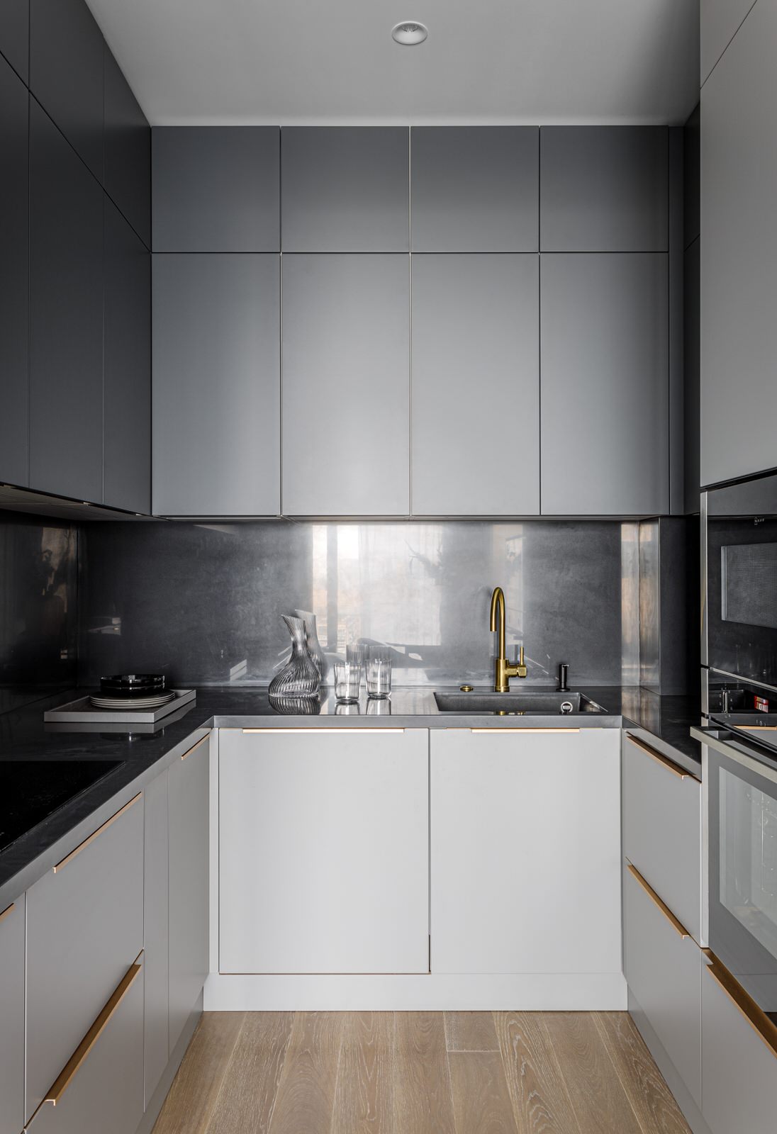 Монохромный серый в реализованном дизайн-проекте в Москве