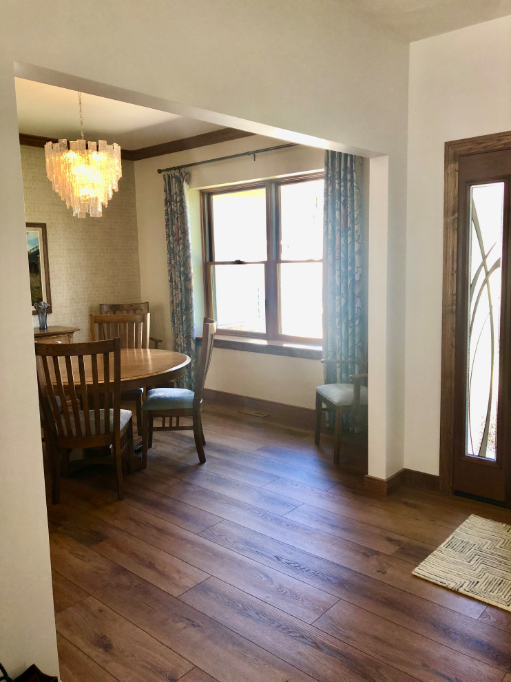 Transitional entryway photo in Grand Rapids