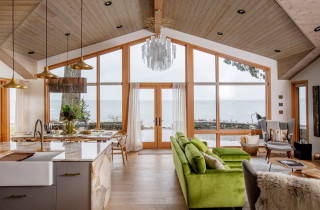 Coastal Vacation Home With Views Gets a Bright Revamp (19 photos)
