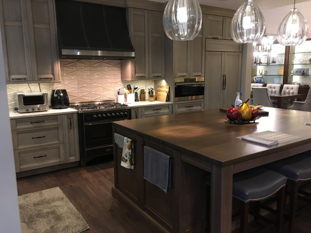 Kitchen - transitional kitchen idea in Detroit