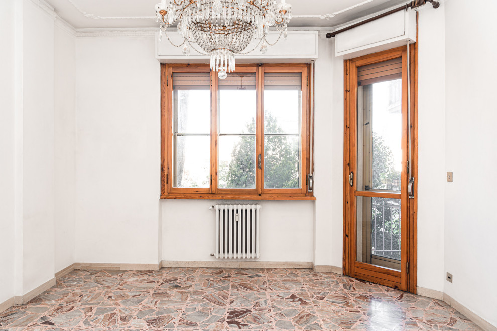 Imagen de salón cerrado minimalista de tamaño medio con paredes blancas, suelo de mármol y suelo multicolor