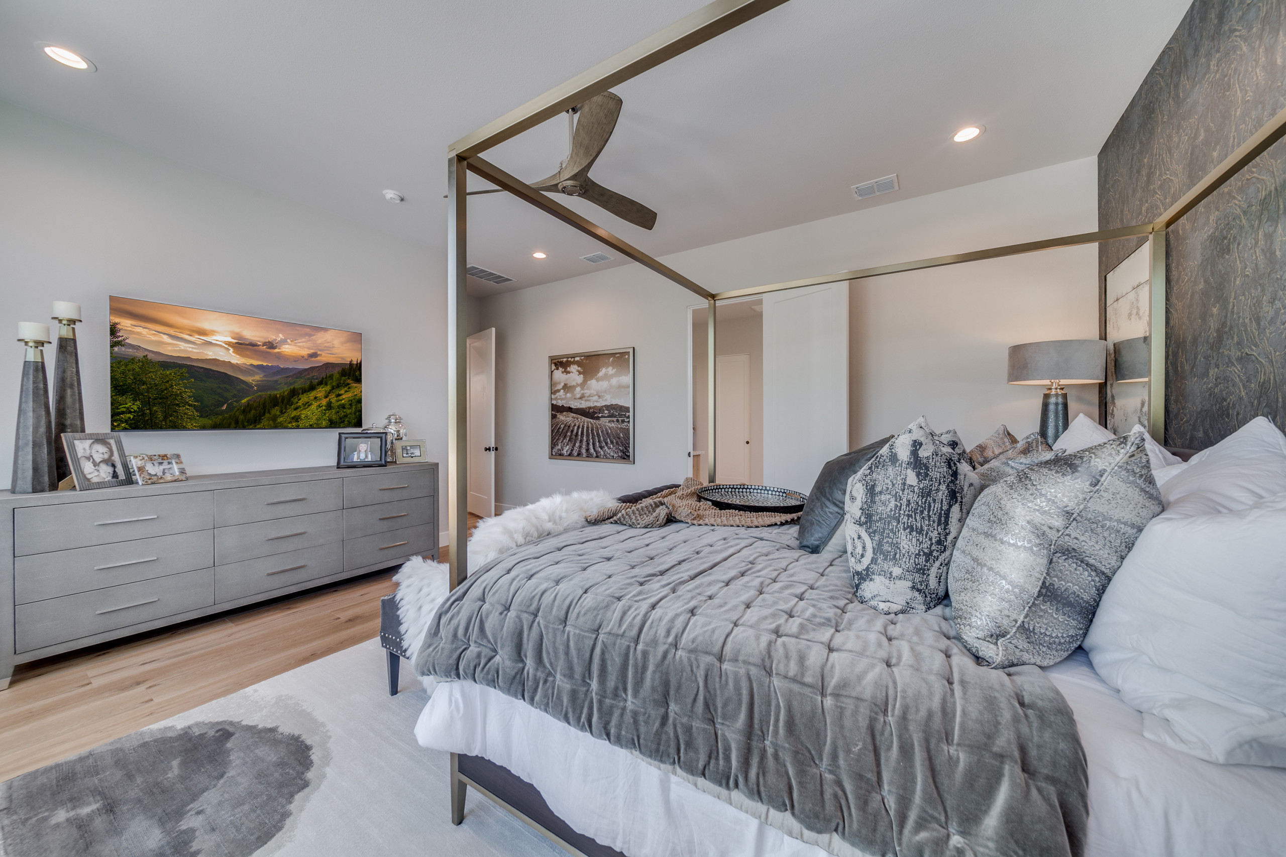 Modern European: 3,830 ft², 4 BR/3 BA/1 ST