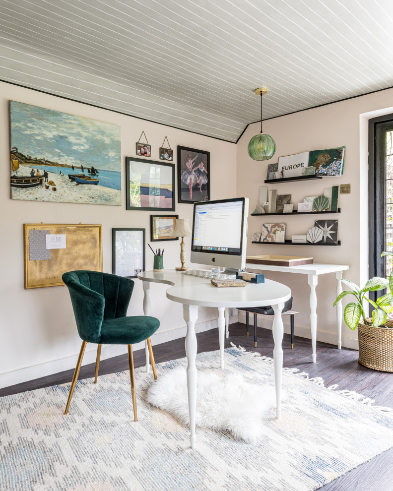 サリーにあるトランジショナルスタイルのおしゃれなホームオフィス・書斎 (ベージュの壁、濃色無垢フローリング、自立型机、茶色い床、塗装板張りの天井) の写真