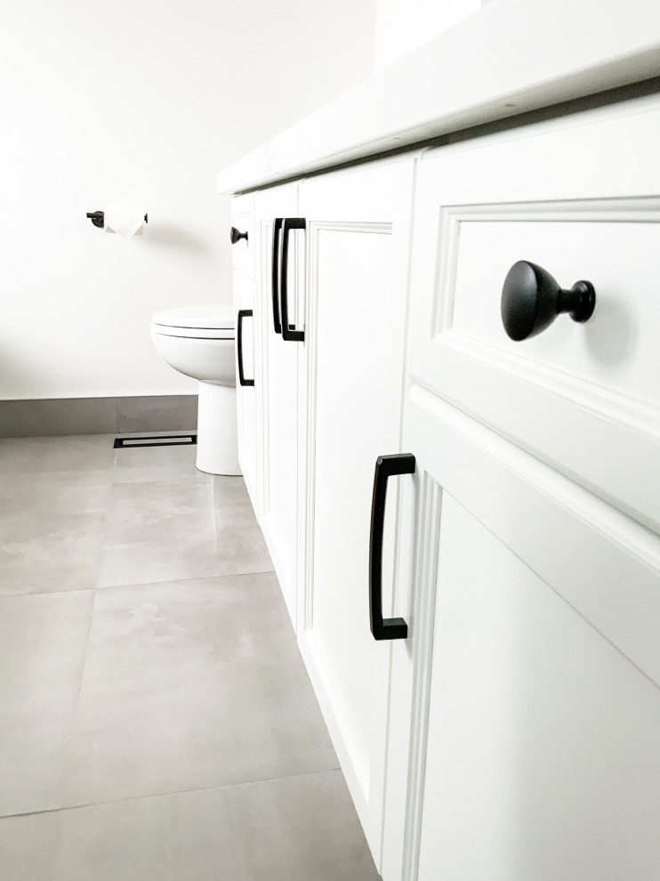 Esempio di una stanza da bagno padronale chic di medie dimensioni con ante in stile shaker, ante bianche, piastrelle grigie, top in quarzo composito, top bianco, un lavabo e mobile bagno freestanding