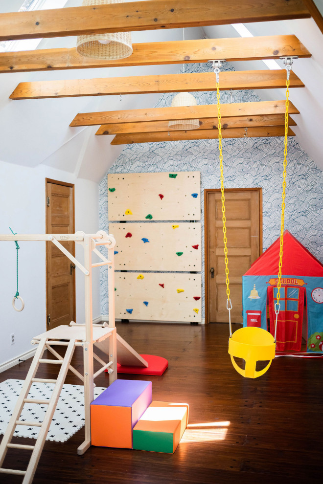 Inredning av ett eklektiskt stort könsneutralt barnrum kombinerat med lekrum och för 4-10-åringar, med flerfärgade väggar och laminatgolv