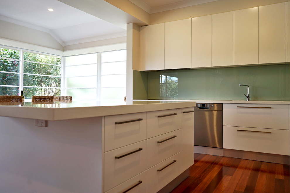 Photo of a mid-sized contemporary kitchen in Sydney.