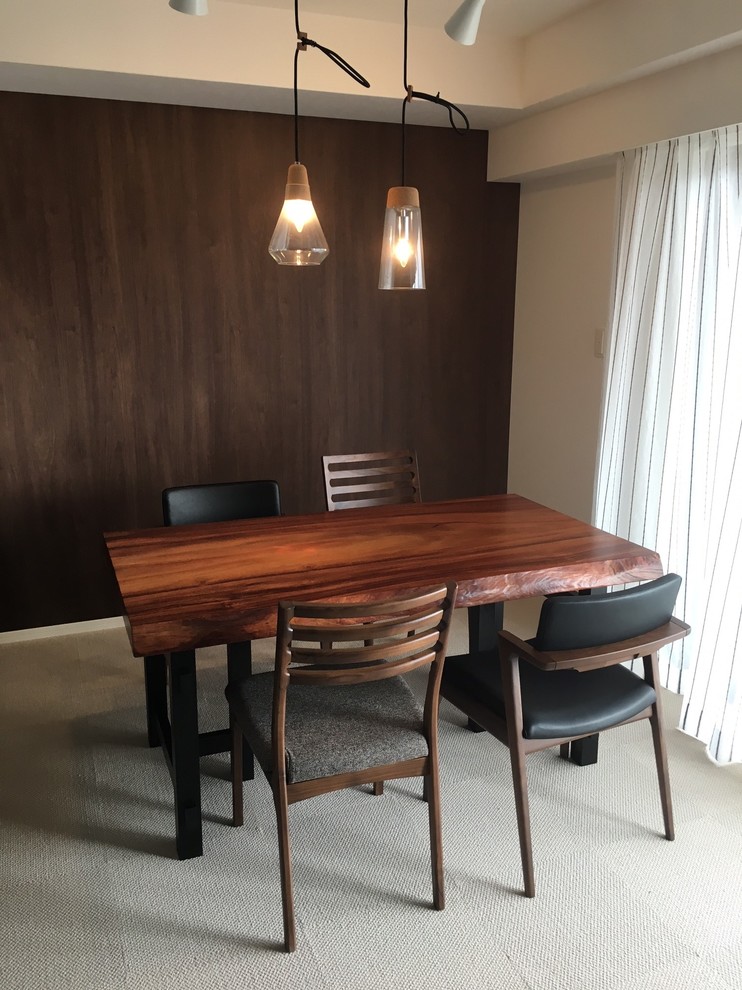 Photo of a midcentury dining room in Fukuoka with carpet and white floor.