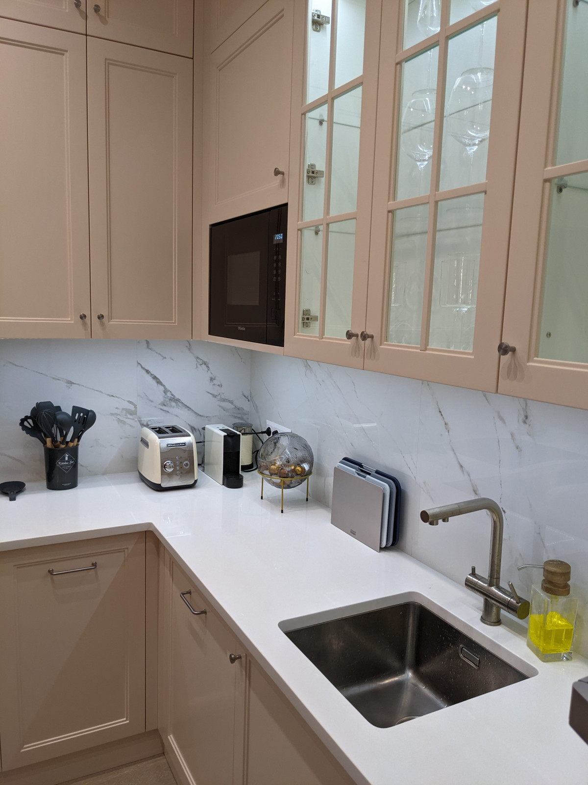 Маленькая белая кухня в неоклассическом стиле