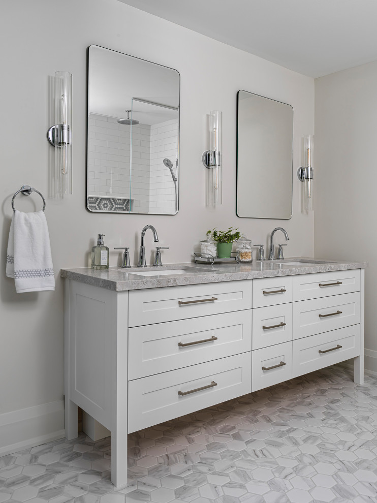 Example of a transitional bathroom design in Toronto