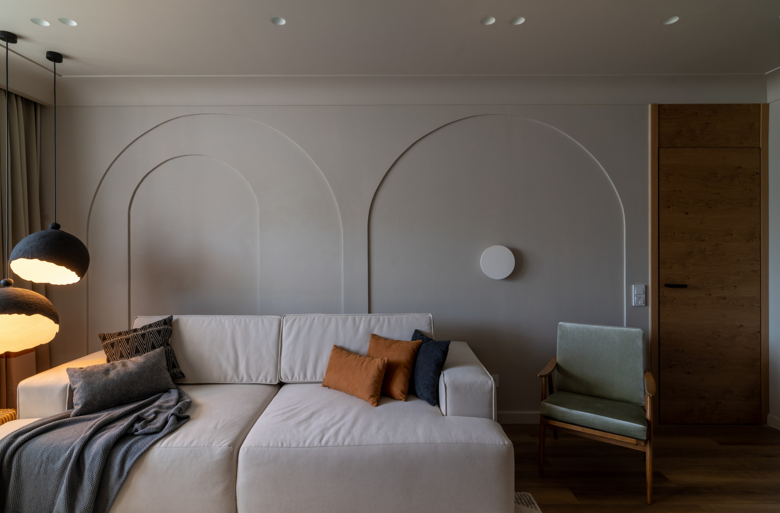 Солнце, арки и осиное гнездо в гостиной