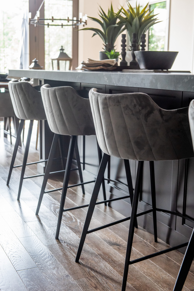 Home design - transitional home design idea in Toronto