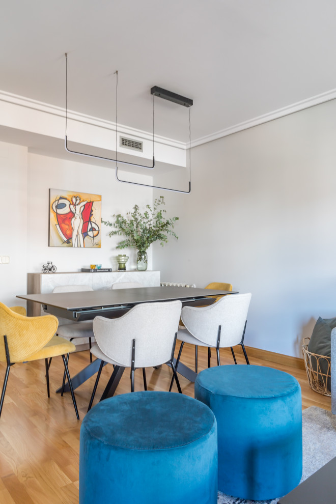 Ispirazione per una sala da pranzo moderna di medie dimensioni con pareti grigie e pavimento in legno massello medio