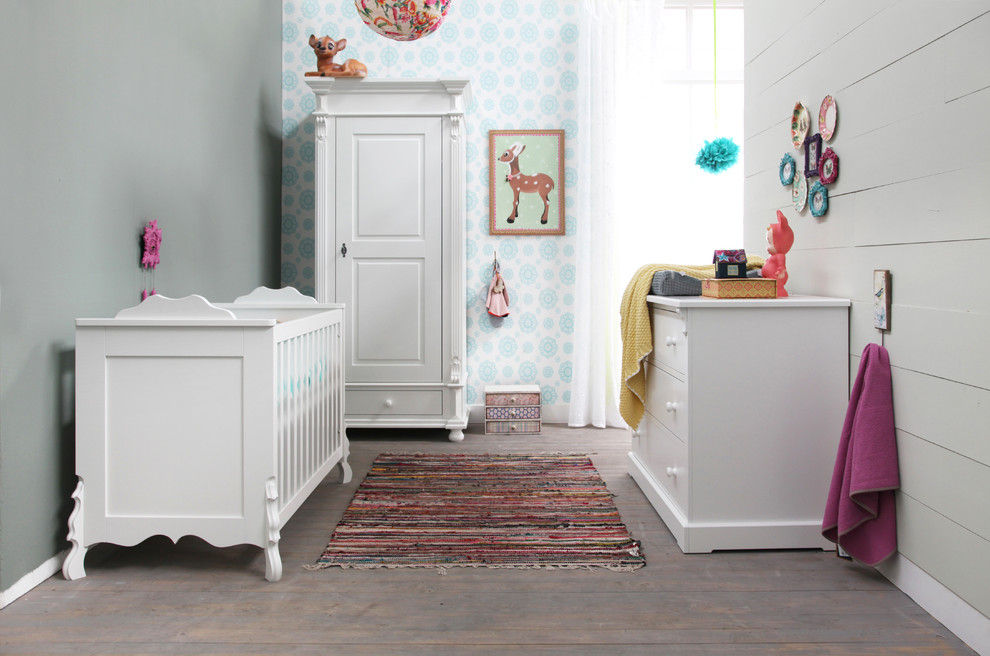 Modelo de dormitorio infantil de 1 a 3 años clásico renovado de tamaño medio con paredes multicolor