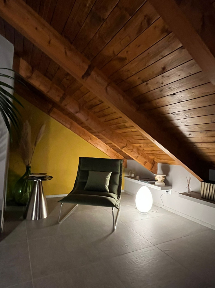 トゥーリンにある中くらいなモダンスタイルのおしゃれな客用寝室 (黄色い壁、磁器タイルの床、グレーの床、表し梁) のインテリア
