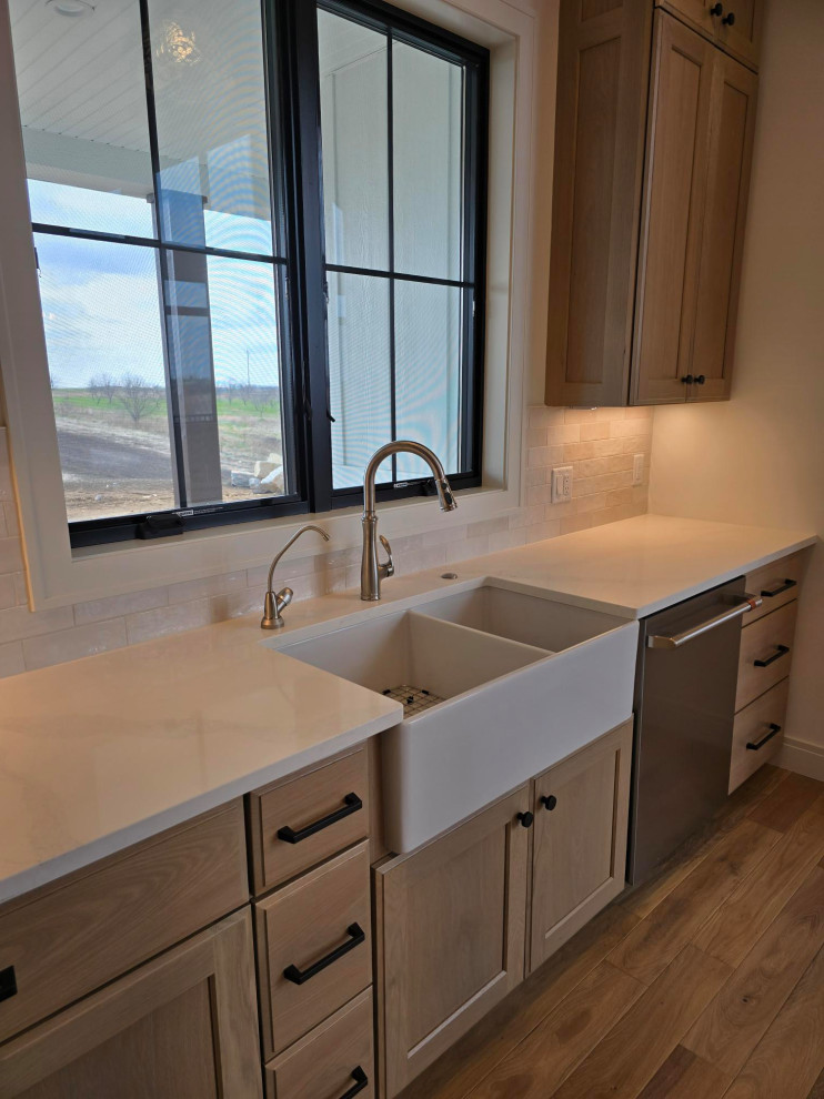 Home design - large transitional home design idea