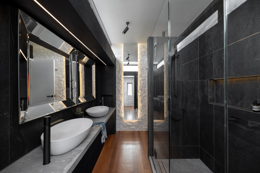 Стильный дизайн: ванная комната среднего размера в стиле лофт с плоскими фасадами, синими фасадами и встроенной тумбой - последний тренд