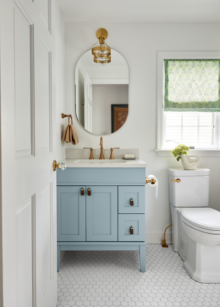 Cette image montre une salle de bain traditionnelle avec un placard à porte shaker, des portes de placard bleues, un mur blanc, un sol en carrelage de terre cuite, un lavabo encastré, un sol blanc, un plan de toilette blanc, meuble simple vasque et meuble-lavabo sur pied.